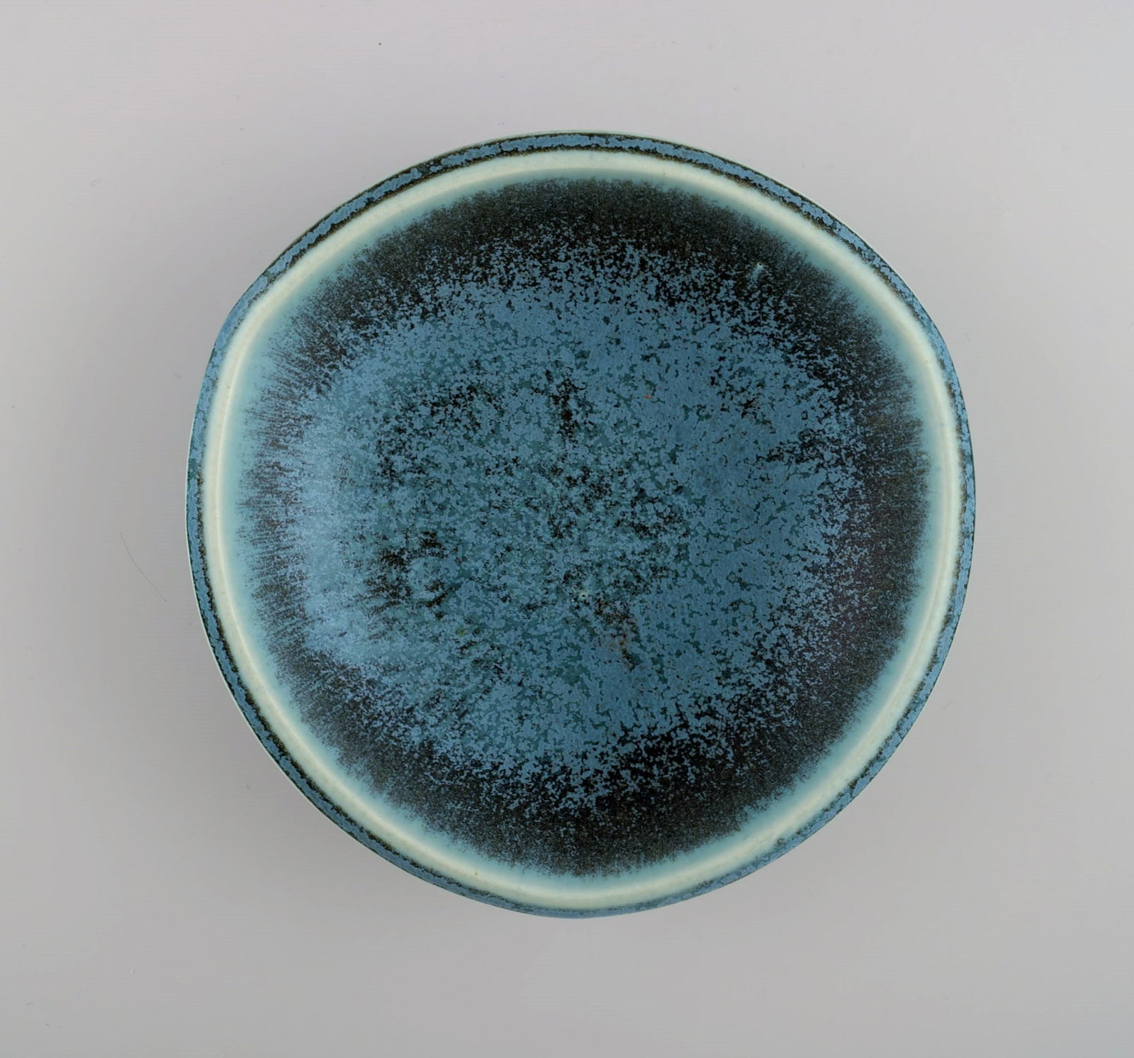 Berndt Friberg (1899-1981) for Gustavsberg. Selecta bowl in glazed ceramics. Beautiful glaze in: Berndt Friberg (1899-1981) for Gustavsberg. Selecta bowl in glazed ceramics. Beautiful glaze in turquoise shades. 1960s. Measures: 17.5 x 5 cm. In excellent condition. Stamped. Reserve: $259.00 Shippi