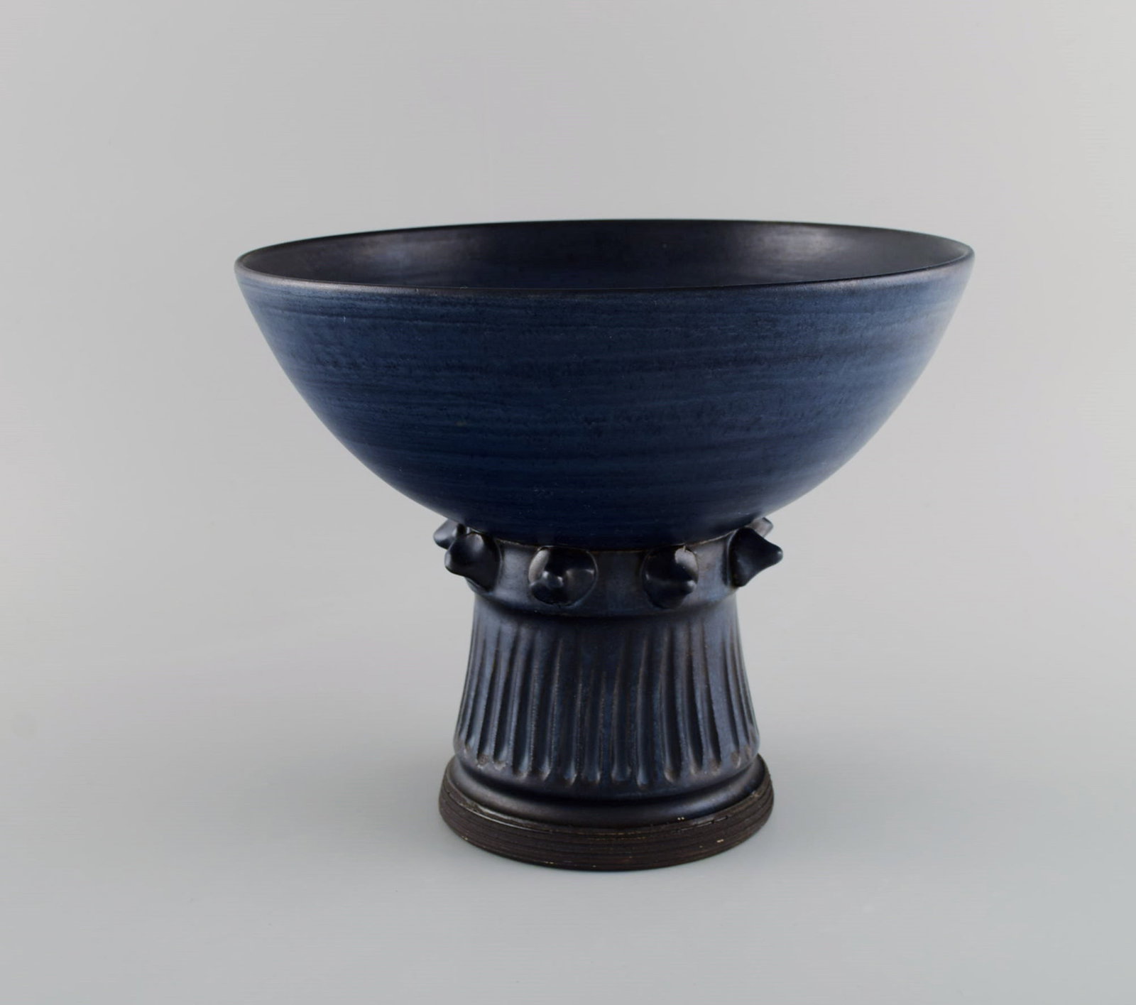 Irma Yourstone (1911-1988), Sweden. Bowl on foot in glazed stoneware. Beautiful glaze in deep blue - 3