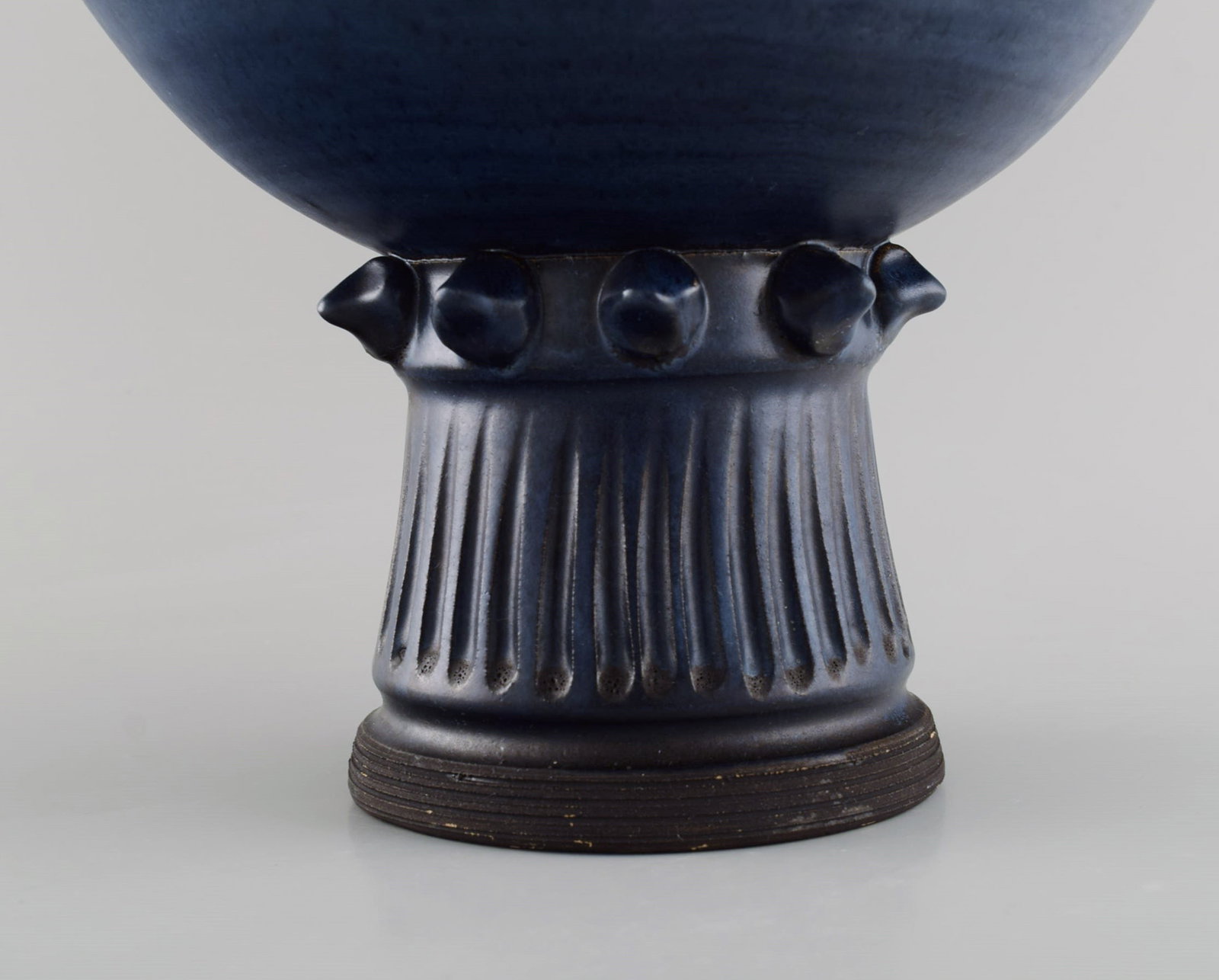 Irma Yourstone (1911-1988), Sweden. Bowl on foot in glazed stoneware. Beautiful glaze in deep blue - 5