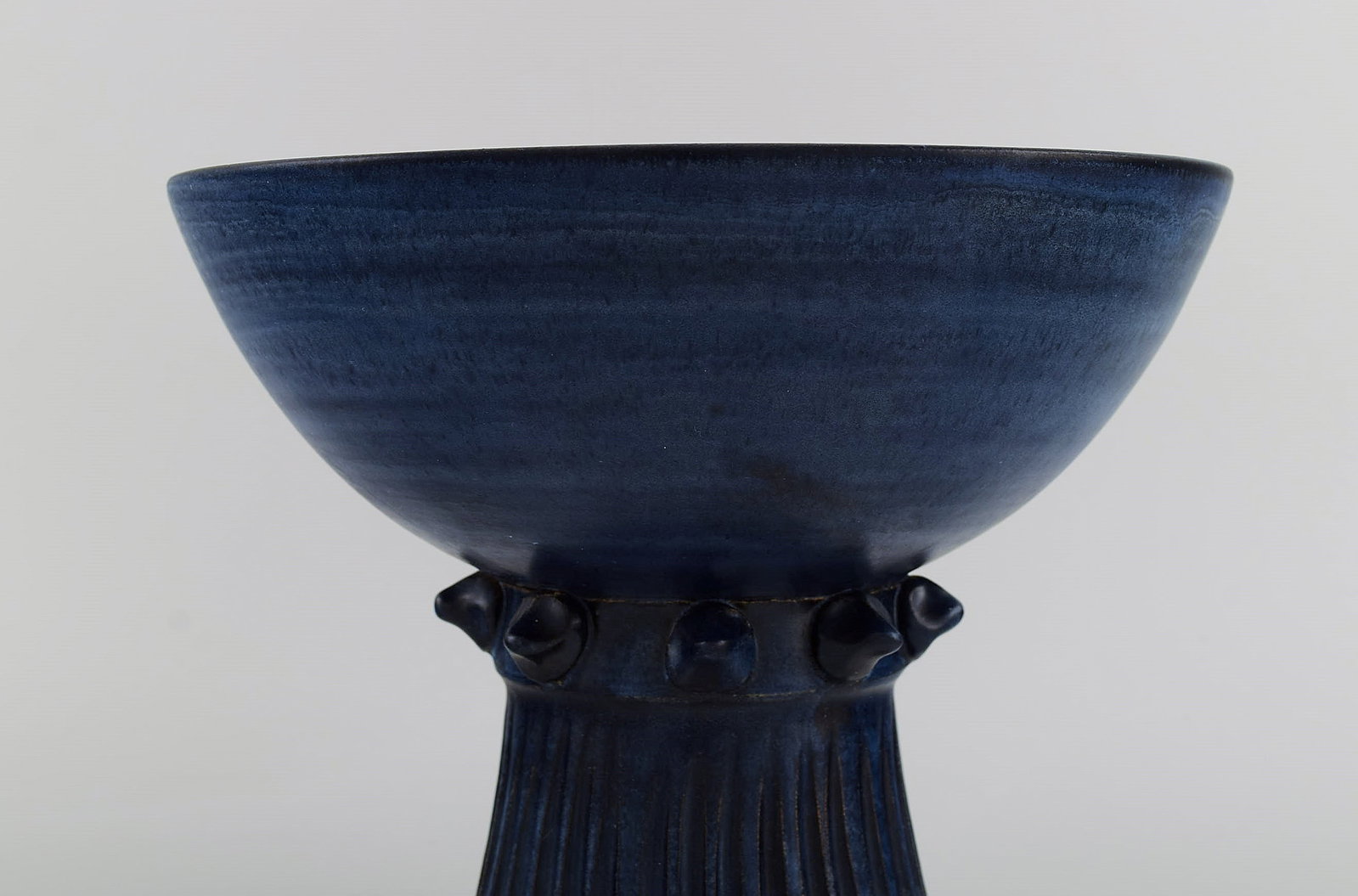 Irma Yourstone (1911-1988), Sweden. Bowl on foot in glazed stoneware. Beautiful glaze in deep blue - 6