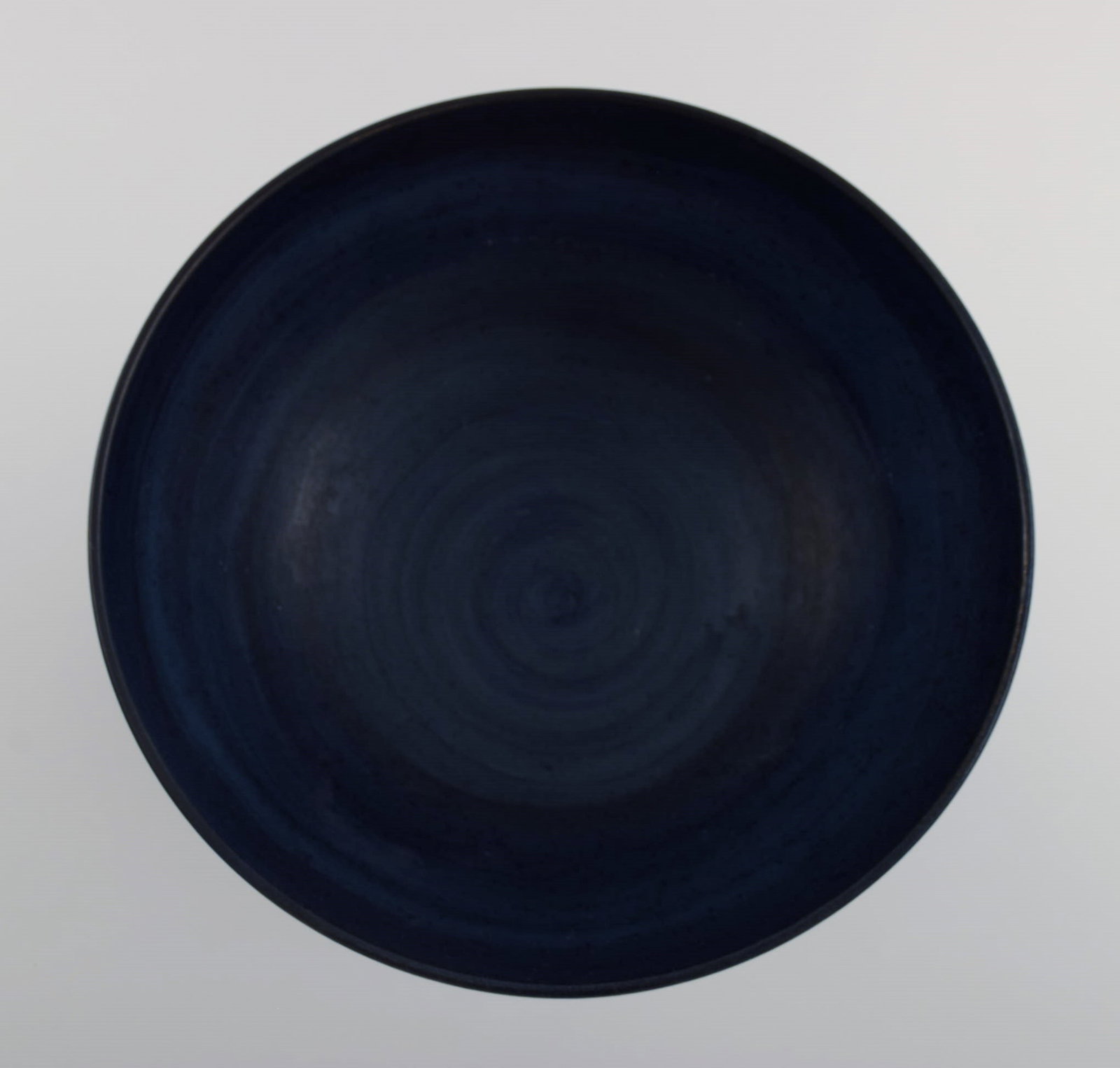 Irma Yourstone (1911-1988), Sweden. Bowl on foot in glazed stoneware. Beautiful glaze in deep blue - 7