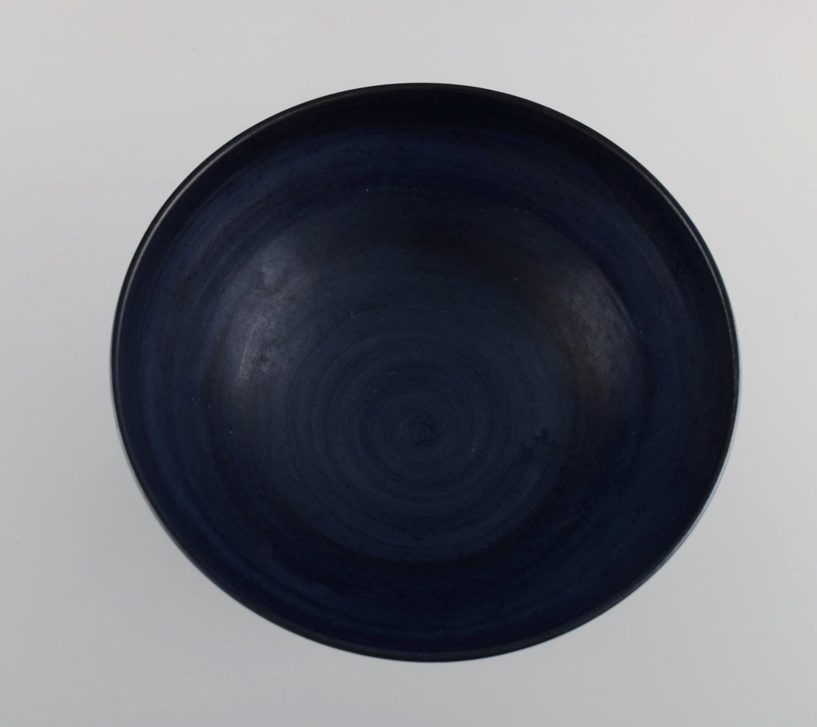 Irma Yourstone (1911-1988), Sweden. Bowl on foot in glazed stoneware. Beautiful glaze in deep blue - 8