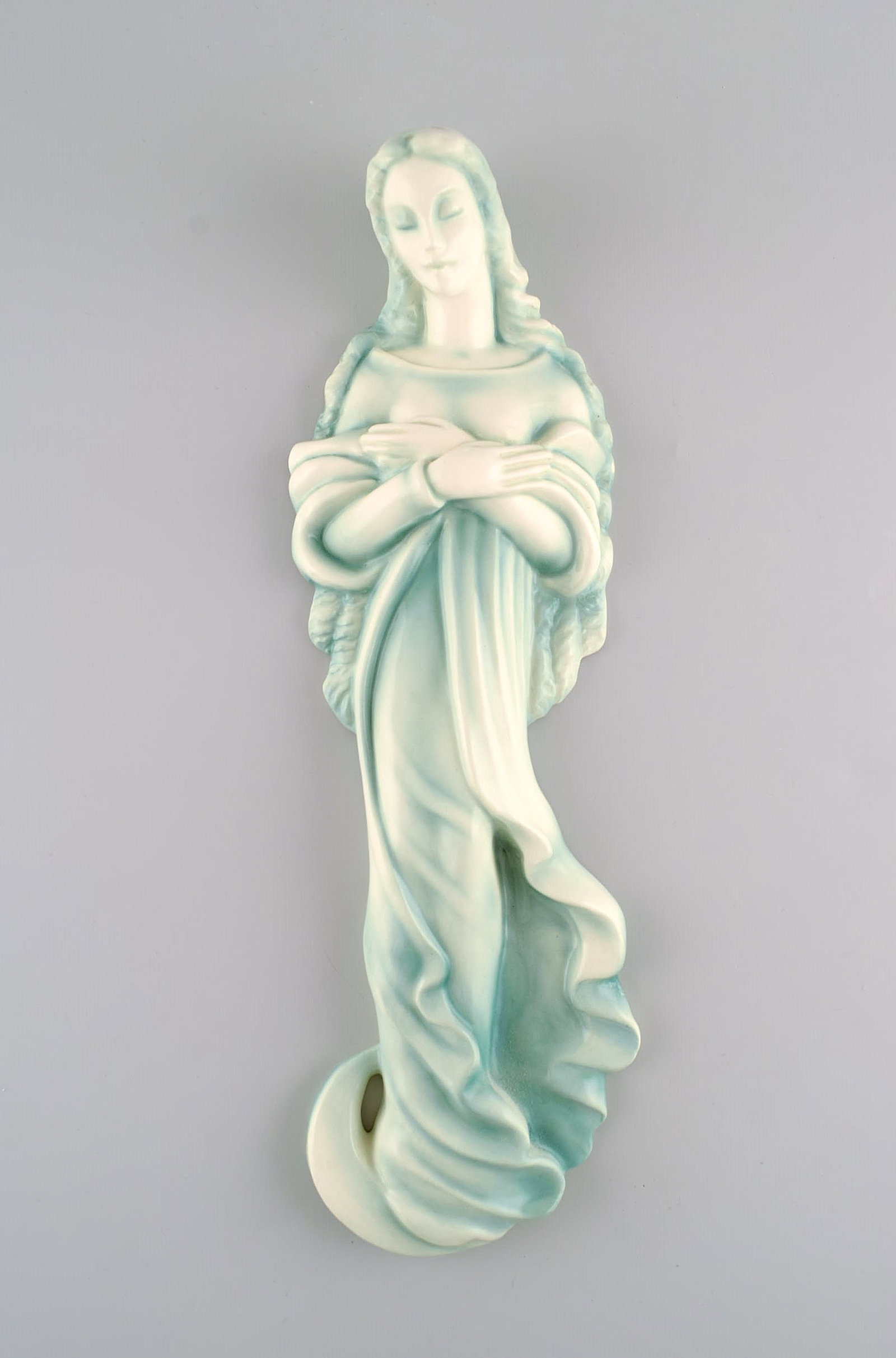 Goldscheider, Austria. Art deco wall figure in glazed ceramics. Madonna. Beautiful glaze in: Goldscheider, Austria. Art deco wall figure in glazed ceramics. Madonna. Beautiful glaze in turquoise shades. 1940s. Measures: 36 x 11 cm. Depth: 5.5 cm. In excellent condition. Signed. Reserve: