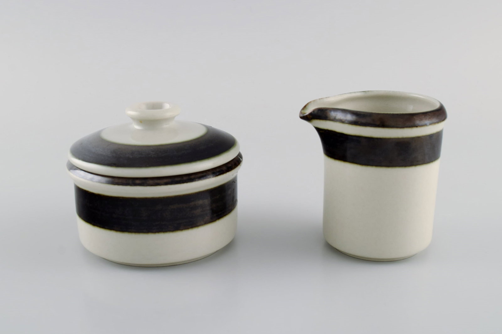 Anja Jaatinen-Winqvist for Arabia. Karelia coffee service in glazed stoneware for four people. - 5