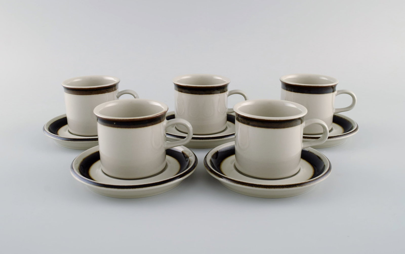 Anja Jaatinen-Winqvist for Arabia. Five Karelia coffee cups with saucers in glazed stoneware. 1970s. (1 of 6)