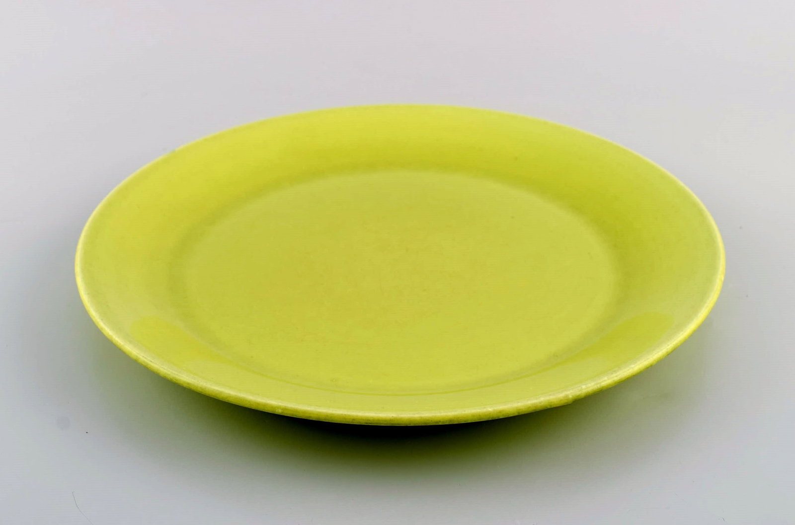 Stig Lindberg for Gustavsberg. Five Spisa-Legum dinner plates in glazed porcelain. 1960s. - 4