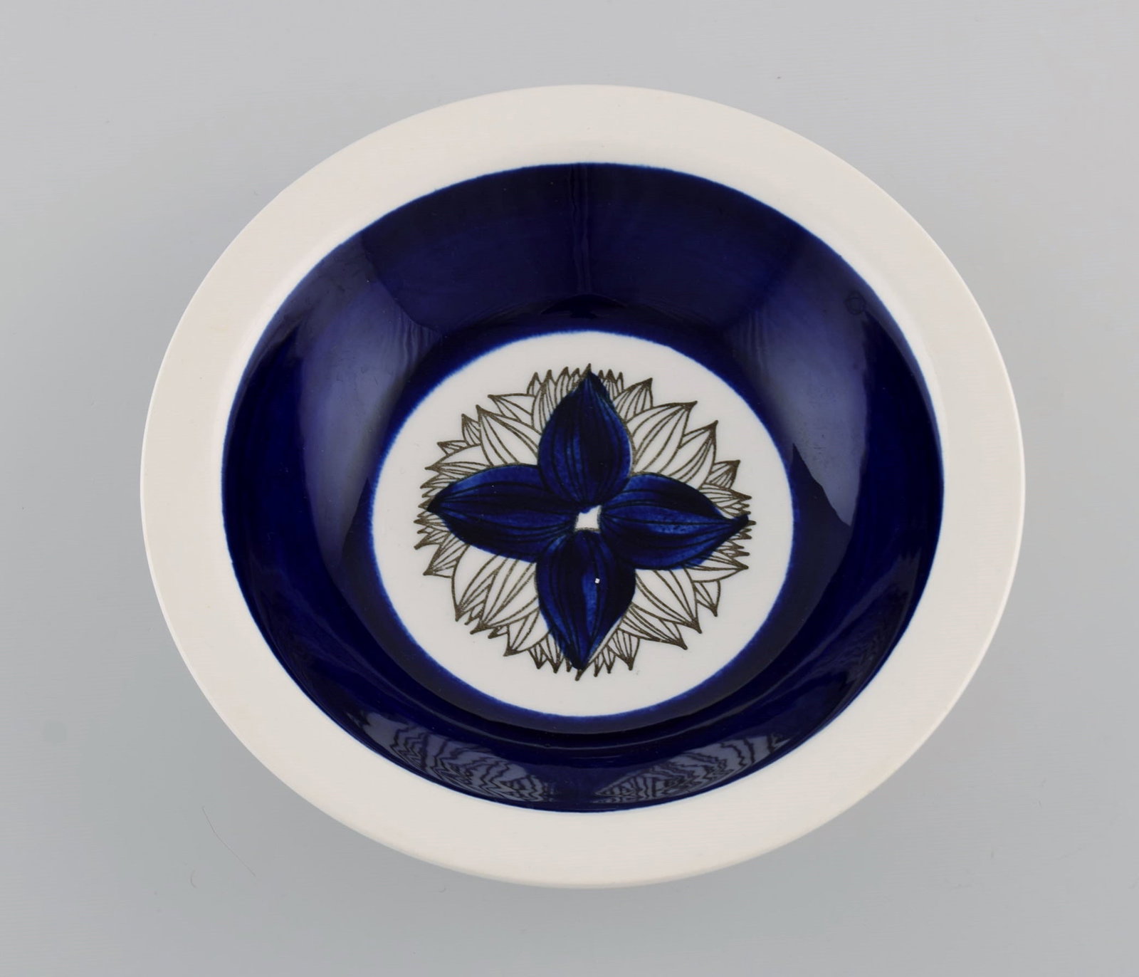 Olle Alberius for Rörstrand. Three Pontus deep plates in glazed stoneware with hand-painted - 3