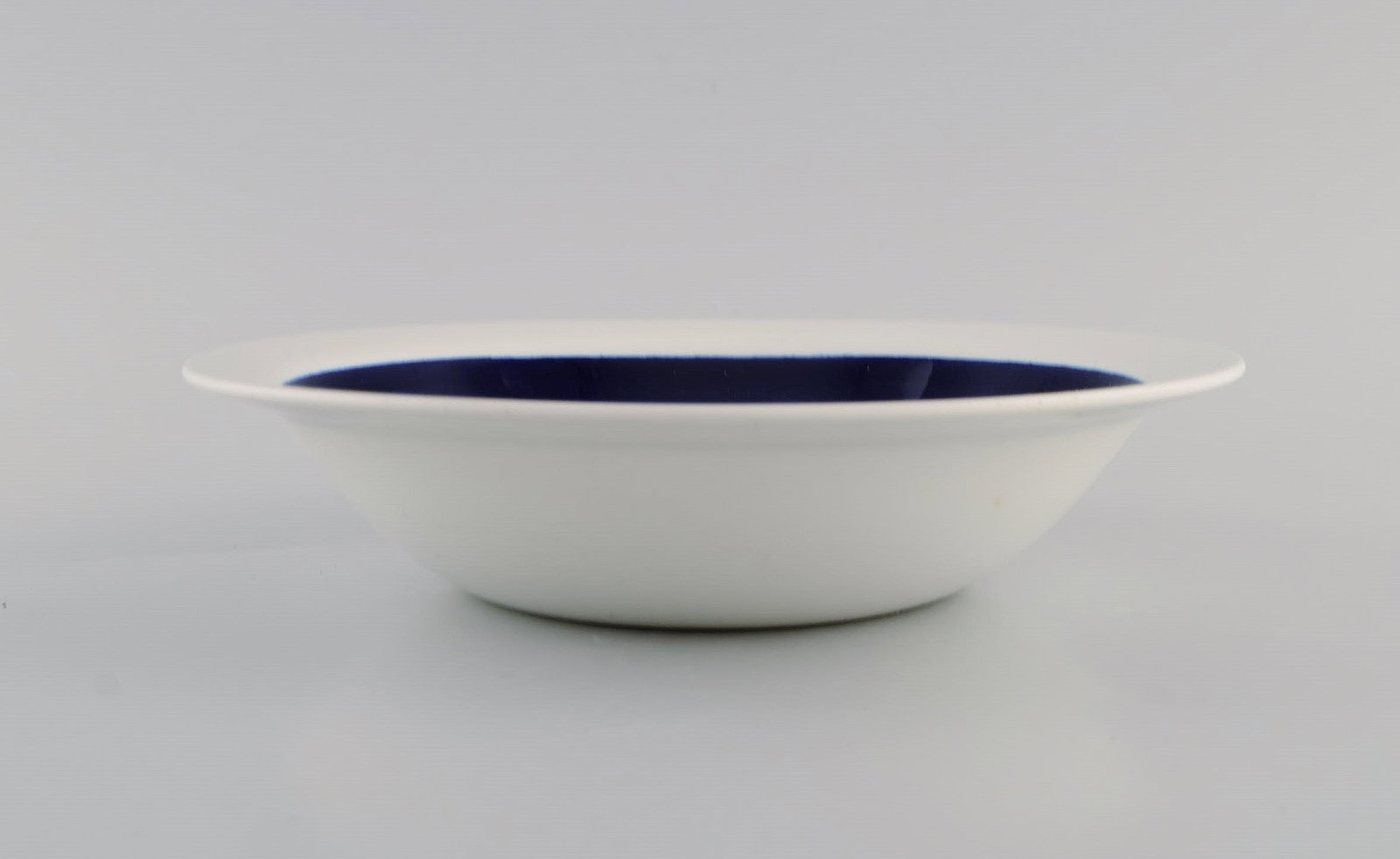 Olle Alberius for Rörstrand. Three Pontus deep plates in glazed stoneware with hand-painted - 6