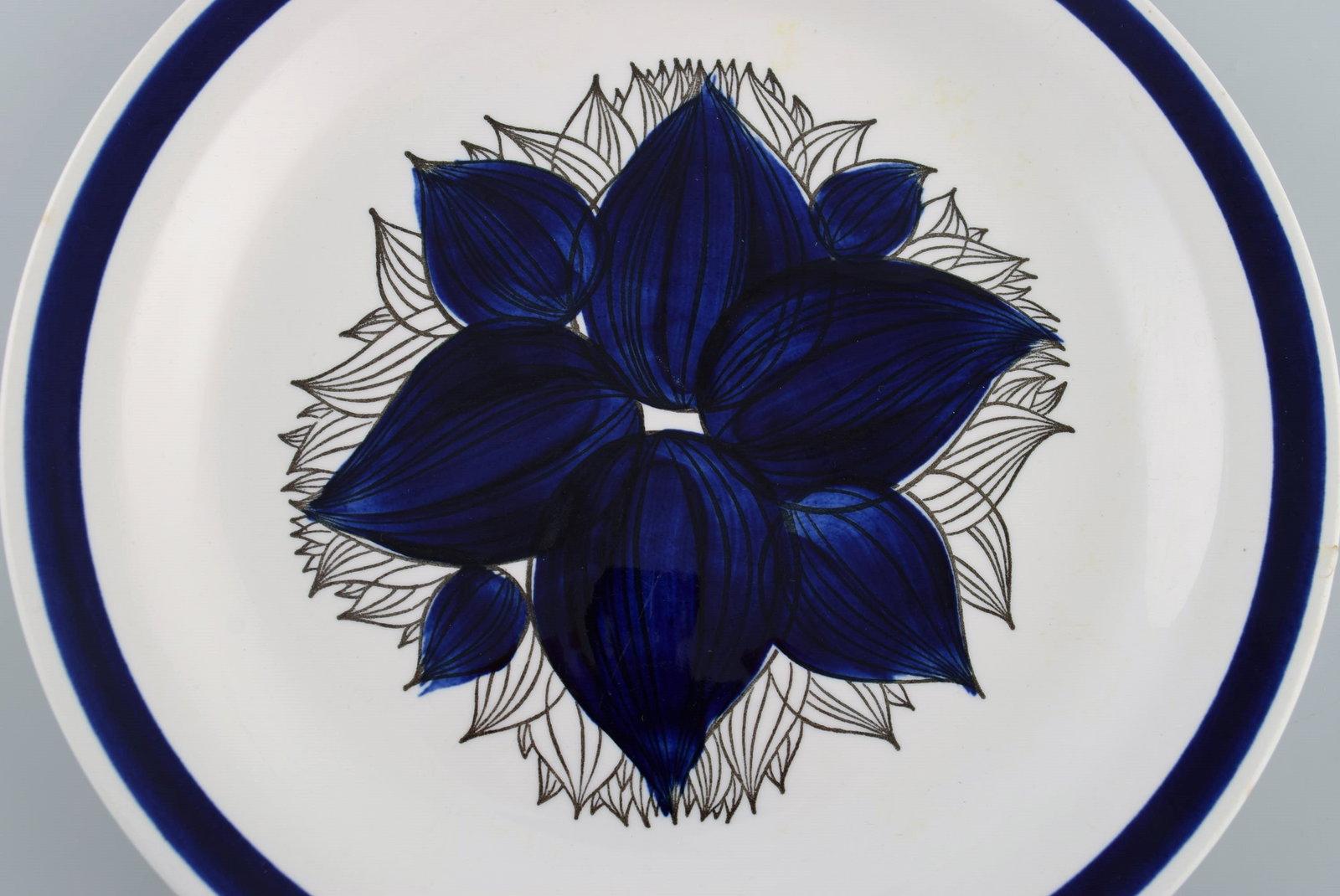 Olle Alberius for Rörstrand. Four Pontus dinner plates in glazed stoneware with hand-painted - 4