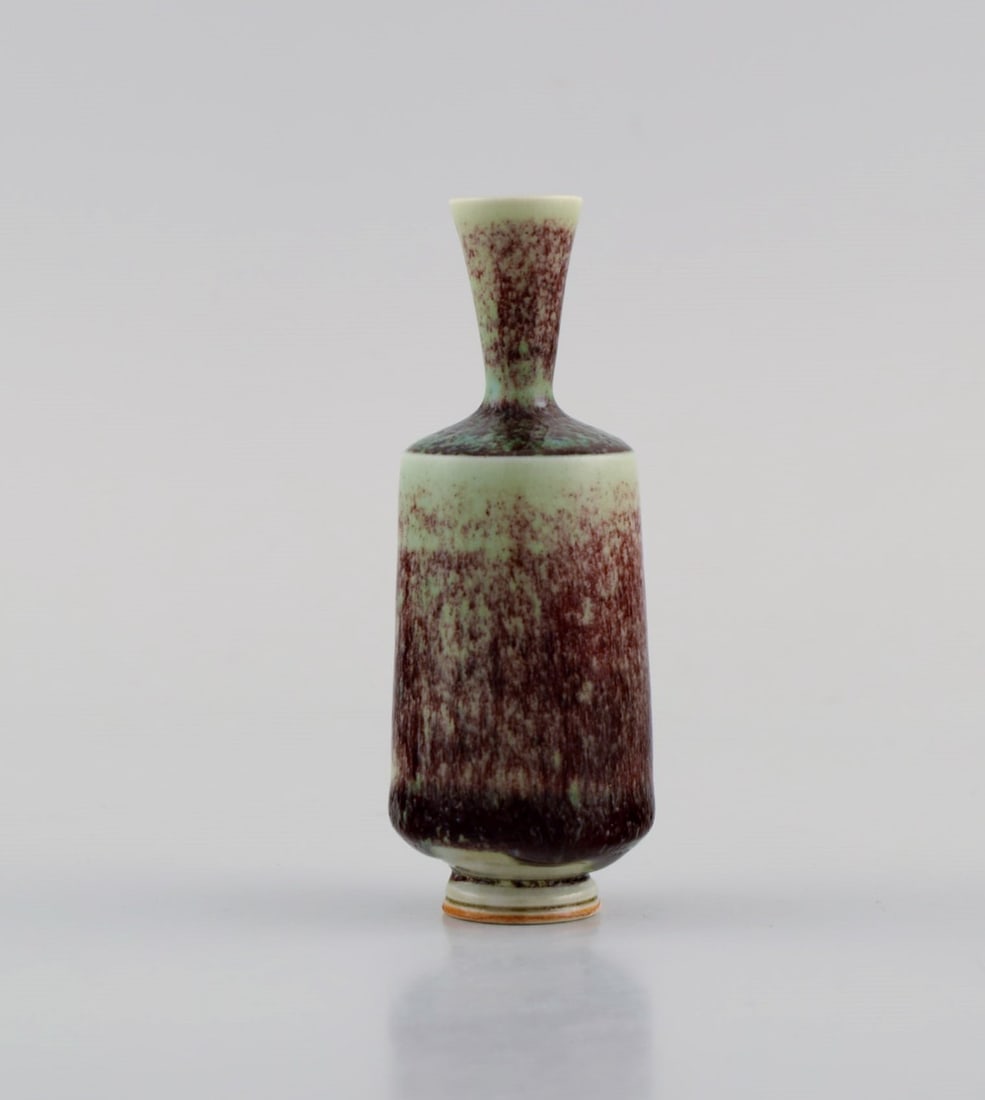 Berndt Friberg (1899-1981) for Gustavsberg Studiohand. Miniature vase in glazed ceramics. Beautiful: Berndt Friberg (1899-1981) for Gustavsberg Studiohand. Miniature vase in glazed ceramics. Beautiful glaze in shades of purple and turquoise. 1970s. Measures: 8.8 x 3.5 cm. In excellent condition. Sign