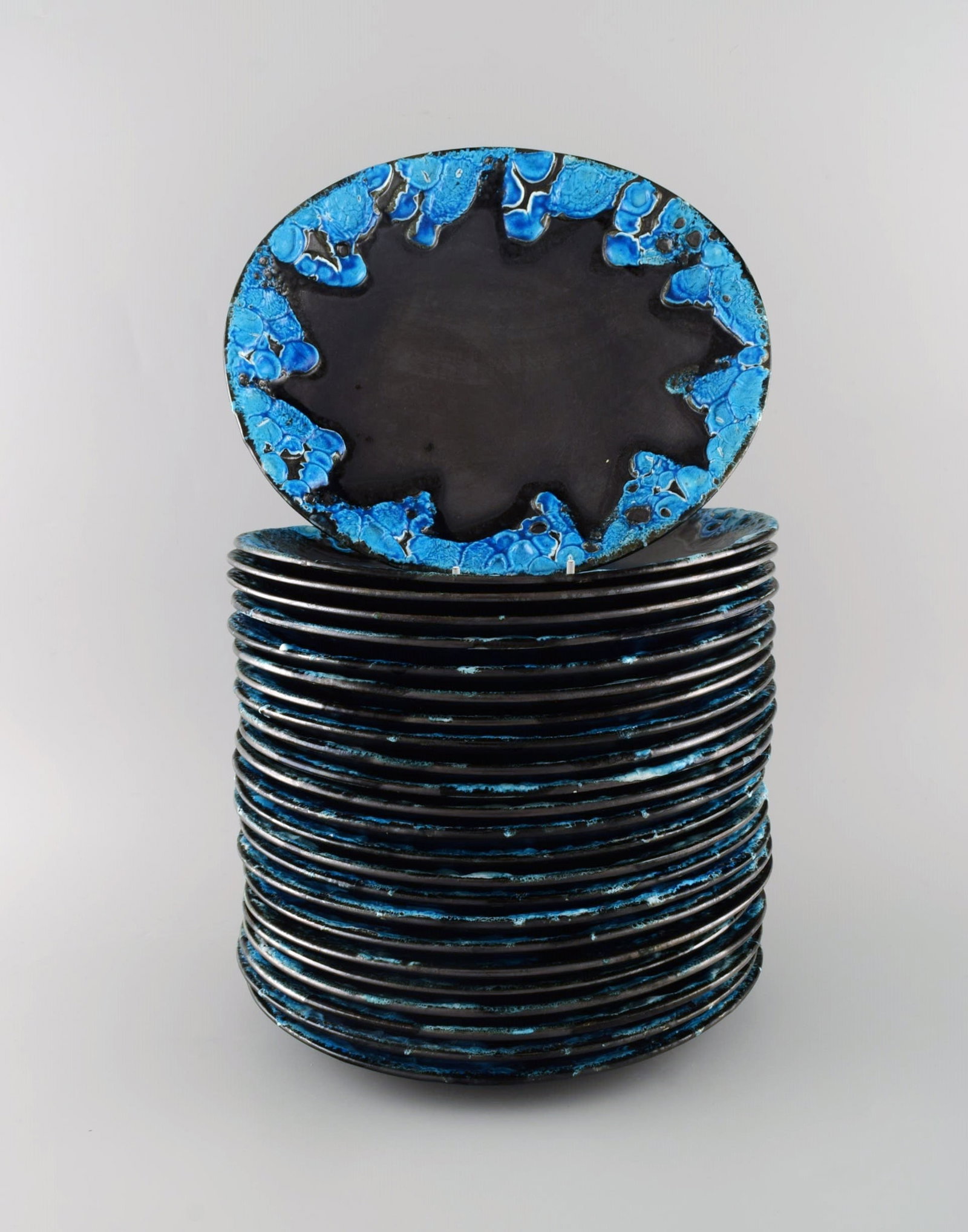 French ceramist. 24 dinner plates in glazed stoneware. Beautiful glaze in azure shades. Unique, - 2