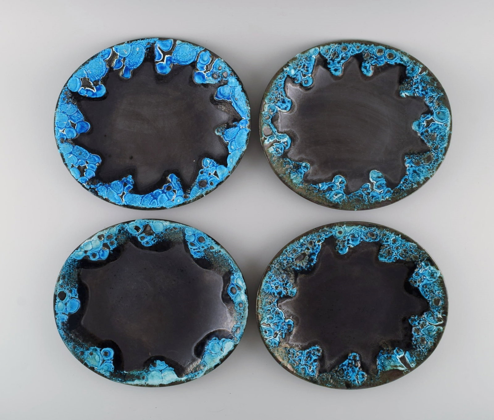 French ceramist. 24 dinner plates in glazed stoneware. Beautiful glaze in azure shades. Unique, - 3