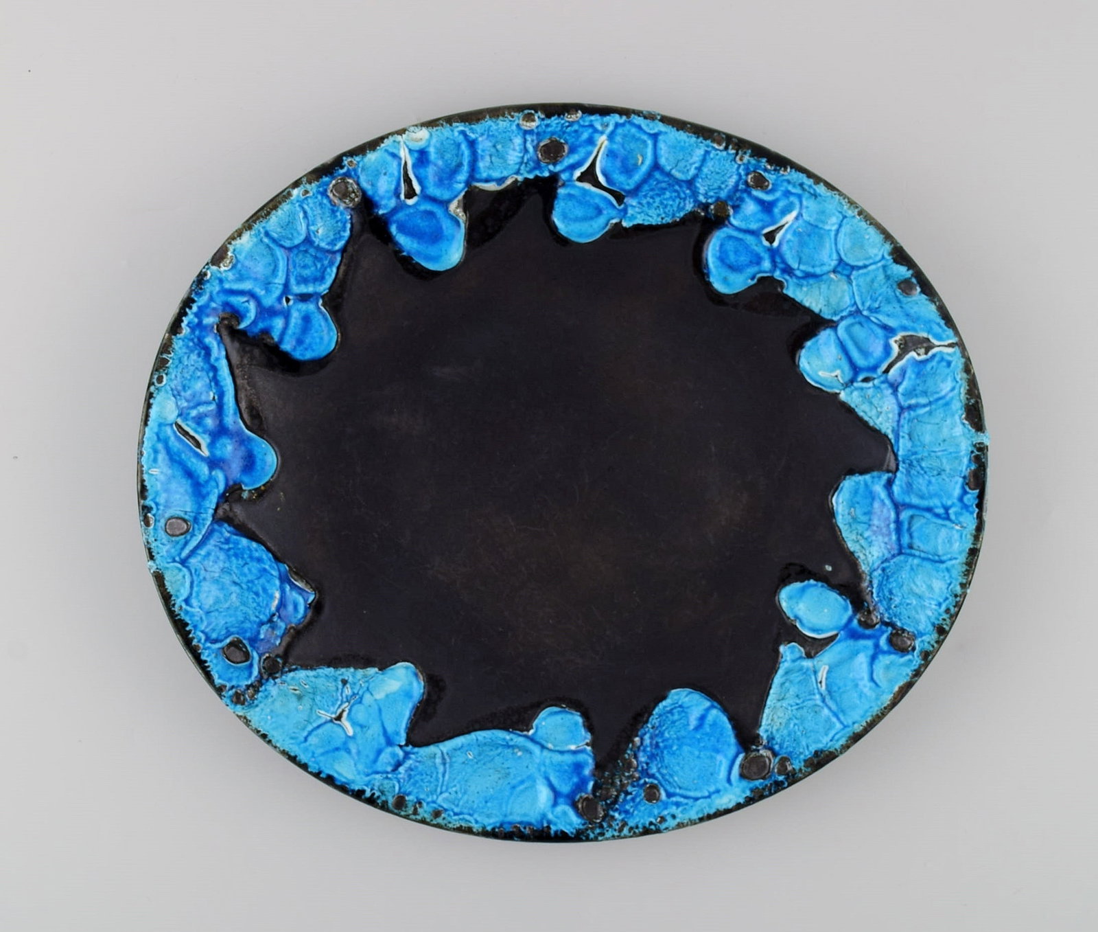 French ceramist. 24 dinner plates in glazed stoneware. Beautiful glaze in azure shades. Unique, - 4