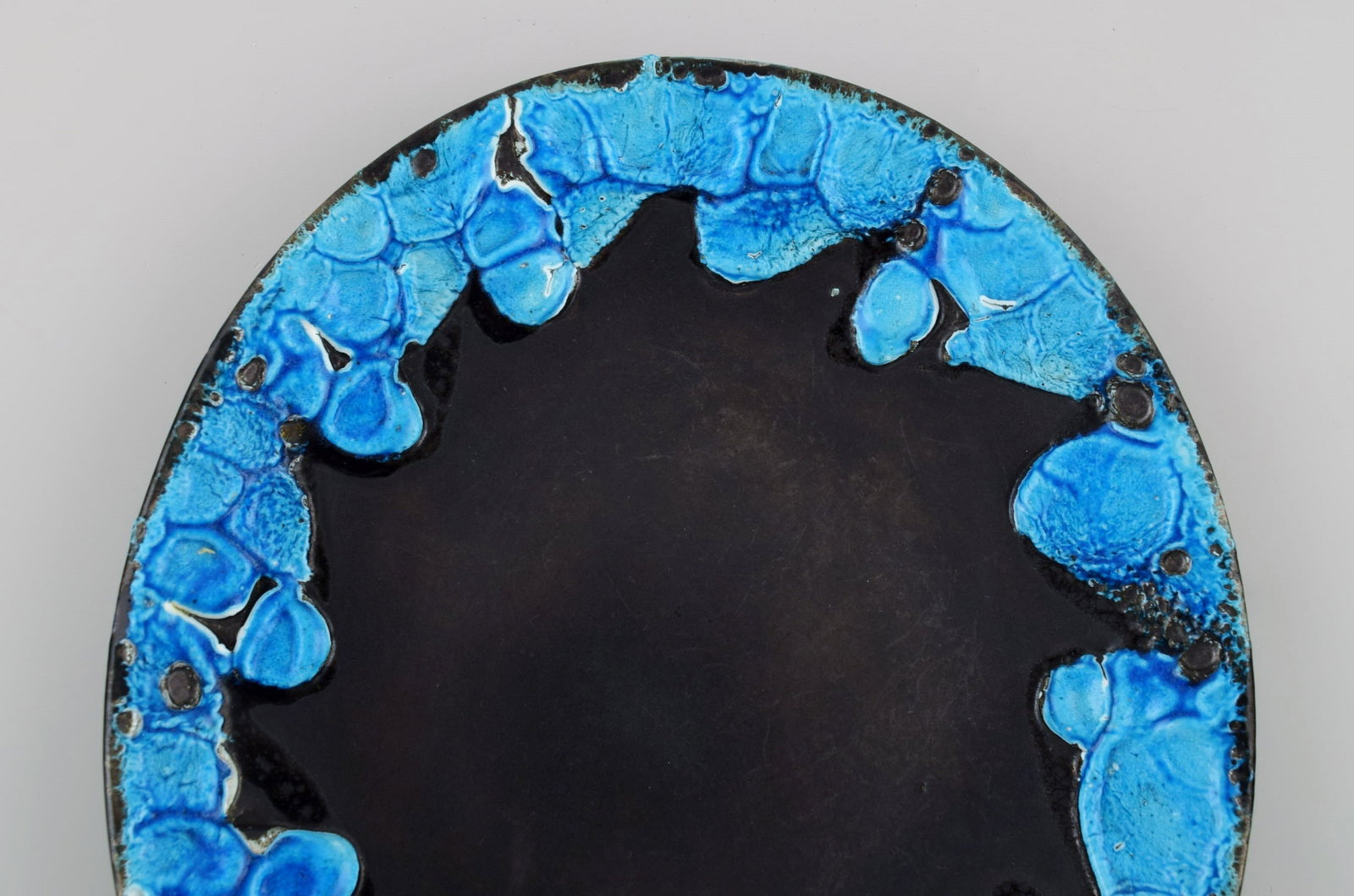 French ceramist. 24 dinner plates in glazed stoneware. Beautiful glaze in azure shades. Unique, - 5
