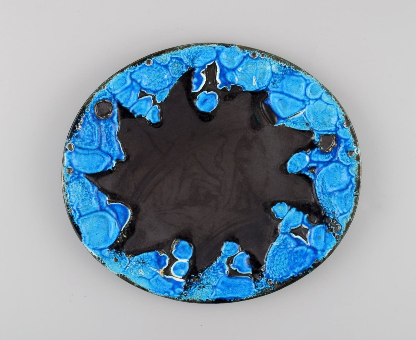 French ceramist. Twelve lunch plates in glazed stoneware. Beautiful glaze in azure shades. Unique, - 4