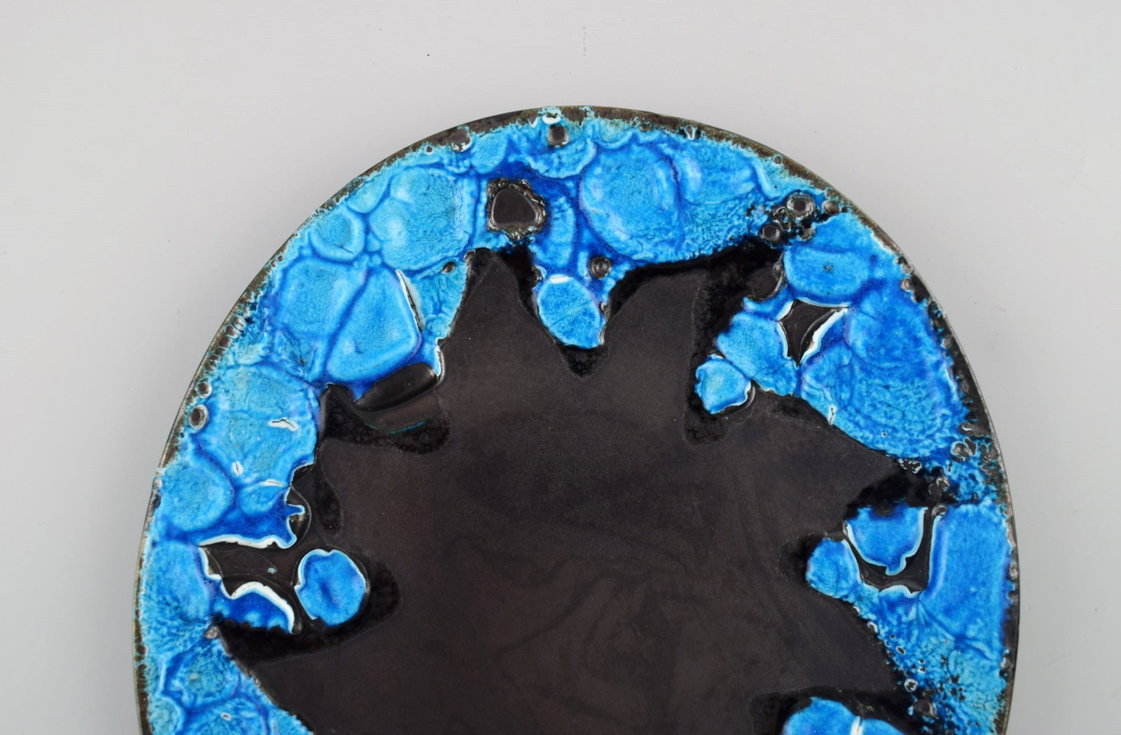 French ceramist. Twelve lunch plates in glazed stoneware. Beautiful glaze in azure shades. Unique, - 5
