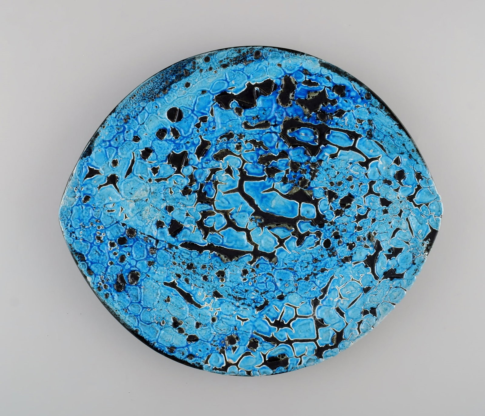 French ceramist. Eight dinner plates in glazed stoneware. Beautiful glaze in azure shades. Unique, - 4