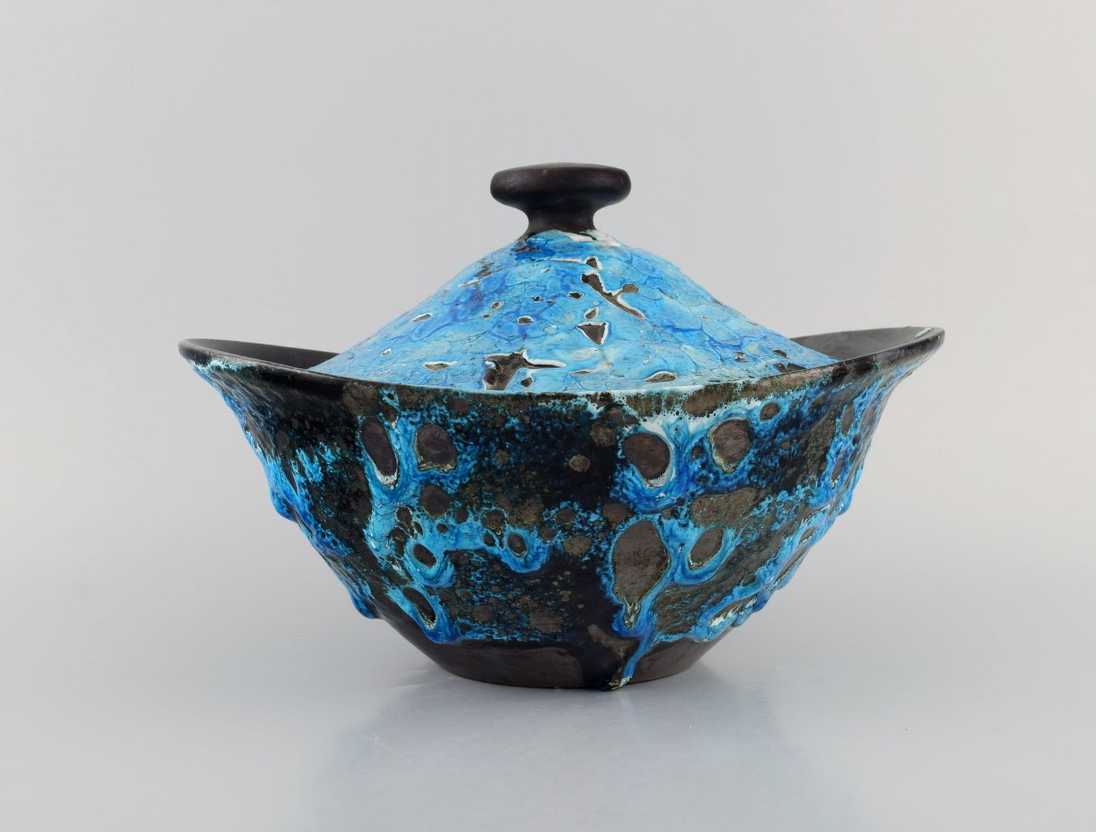 French ceramist. Large lidded bowl in glazed stoneware. Beautiful glaze in azure shades. Unique, - 2