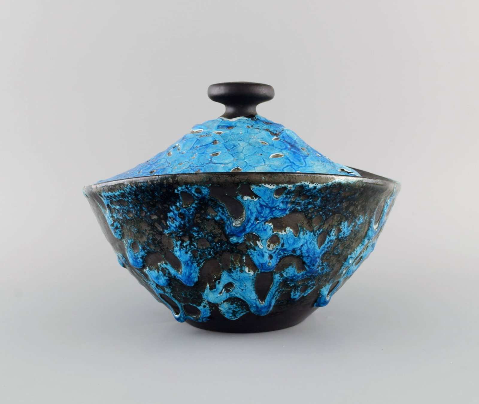French ceramist. Large lidded bowl in glazed stoneware. Beautiful glaze in azure shades. Unique, - 4