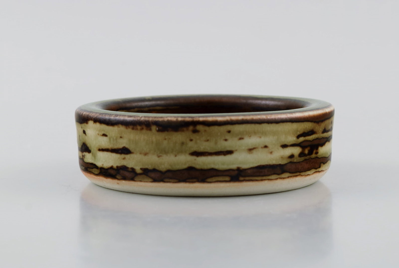 Jørgen Mogensen for Royal Copenhagen. Low bowl in glazed stoneware. Beautiful sung glaze. - 5