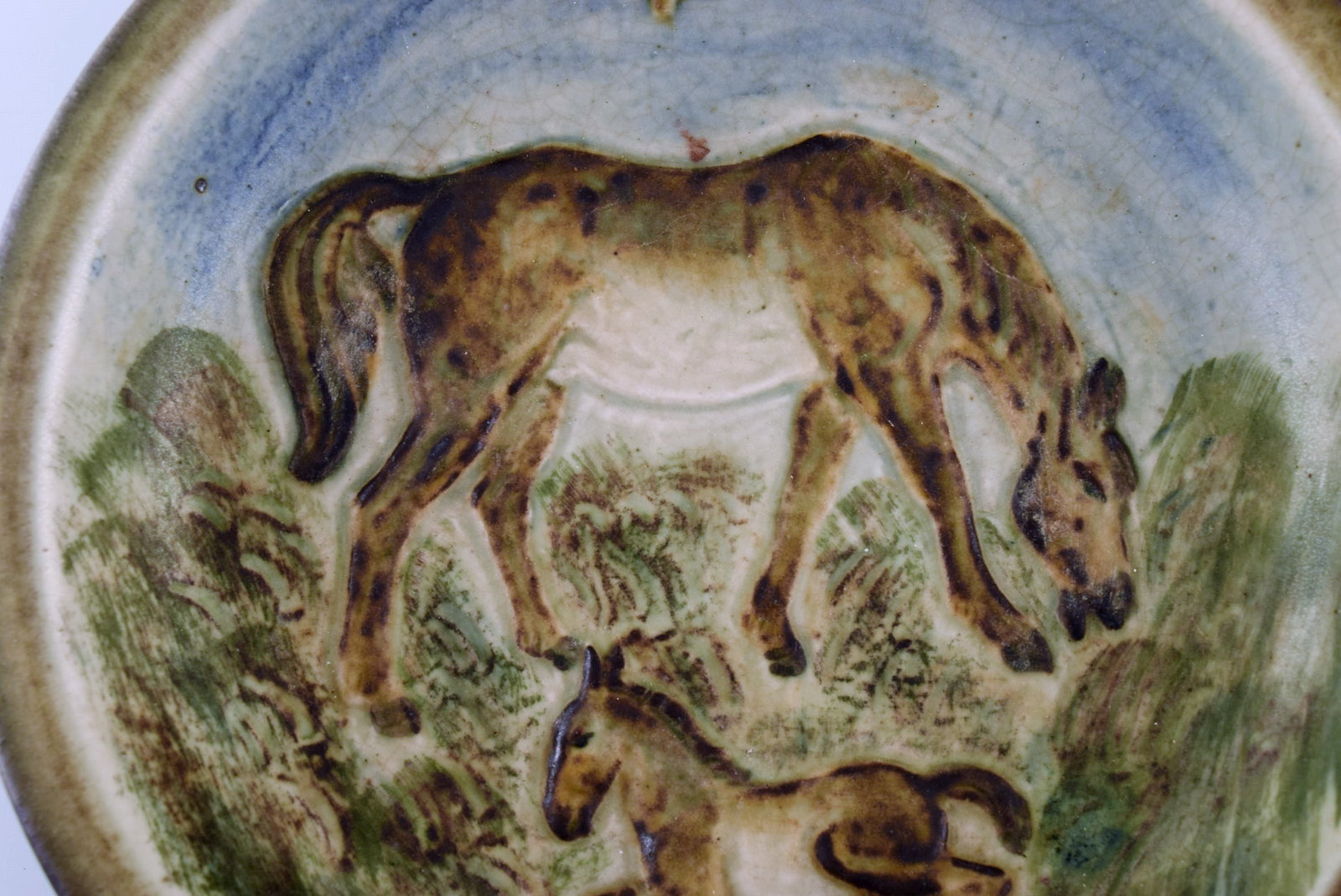 Knud Kyhn for Royal Copenhagen. Bowl / dish in hand-painted and glazed ceramics. Mare and foal. Mid - 3