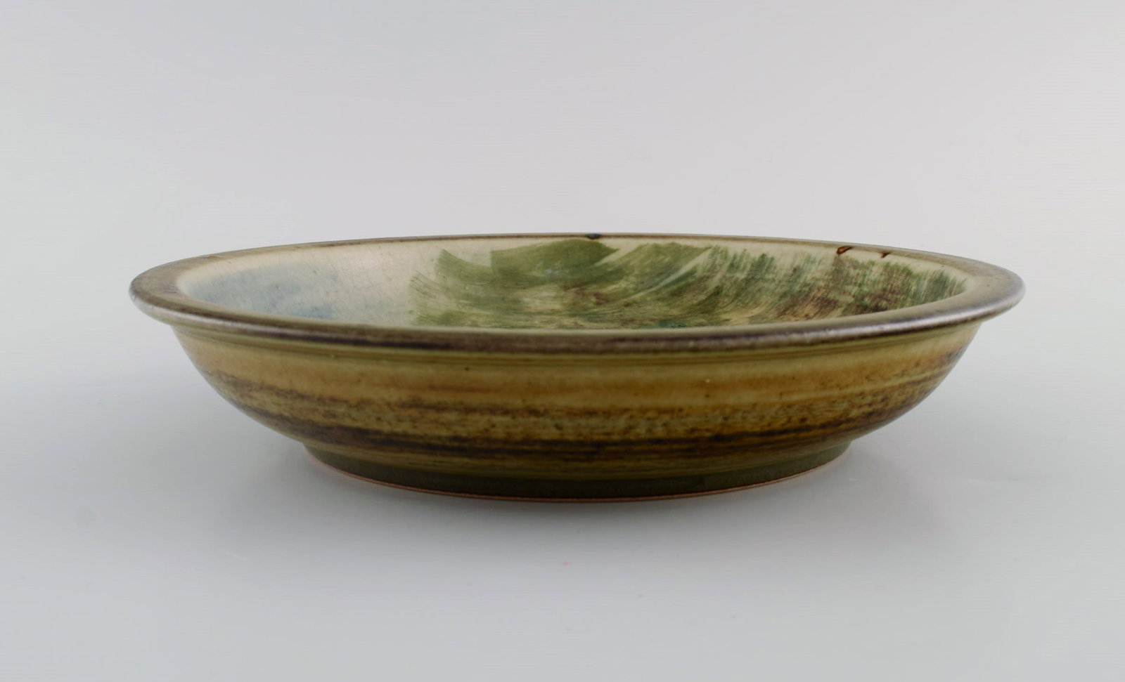 Knud Kyhn for Royal Copenhagen. Bowl / dish in hand-painted and glazed ceramics. Mare and foal. Mid - 6