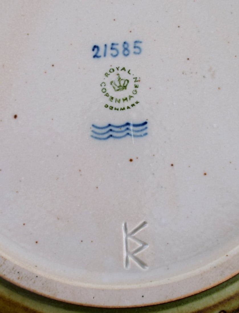 Knud Kyhn for Royal Copenhagen. Bowl / dish in hand-painted and glazed ceramics. Mare and foal. Mid - 7