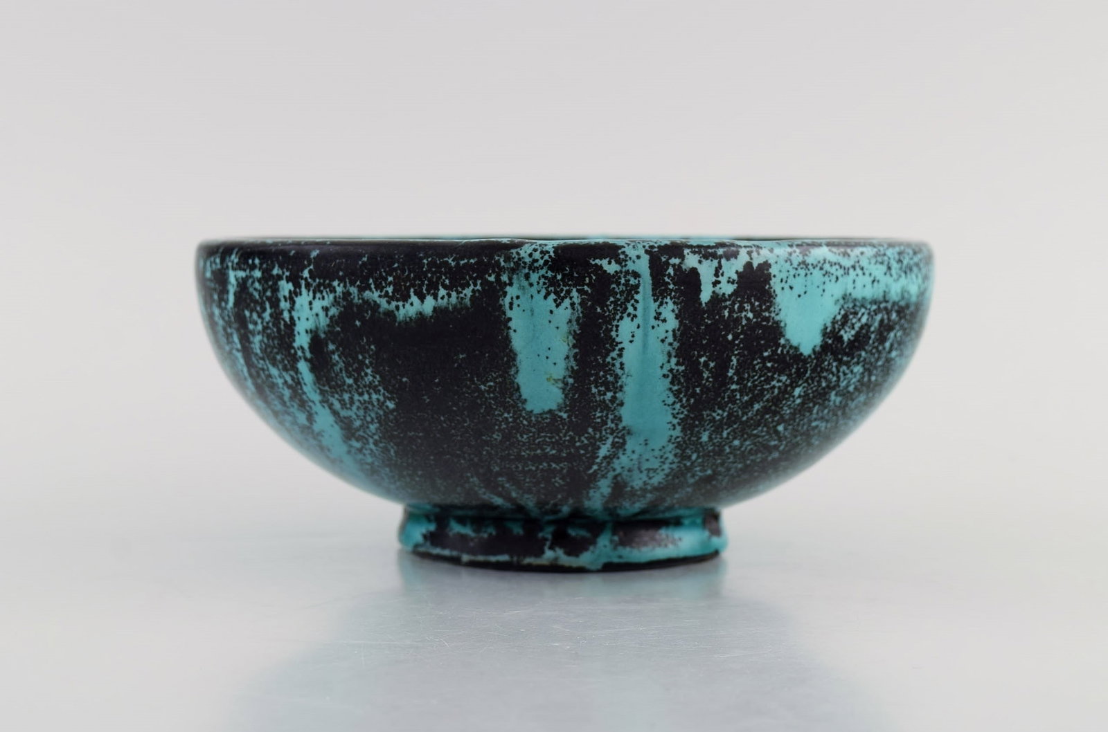 Svend Hammershøi for Kähler, Denmark. Bowl in glazed stoneware. Beautiful black-green - 3