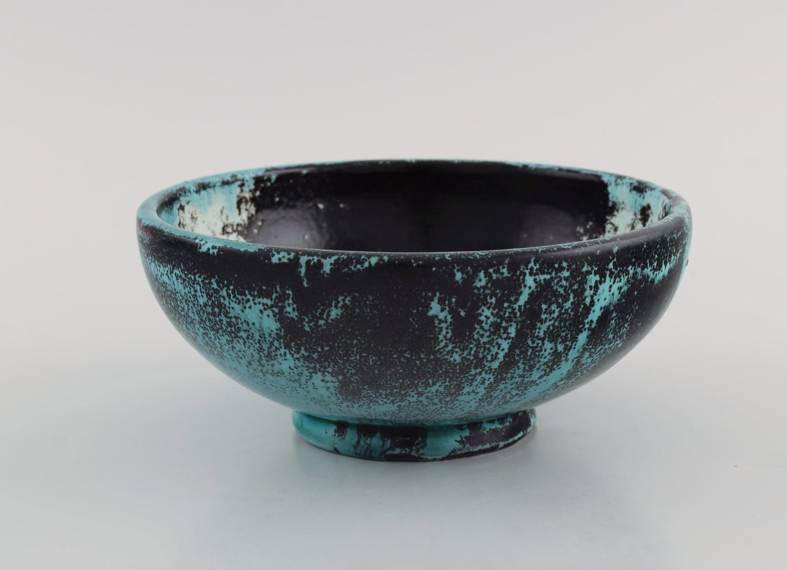 Svend Hammershøi for Kähler, Denmark. Bowl in glazed stoneware. Beautiful black-green - 5