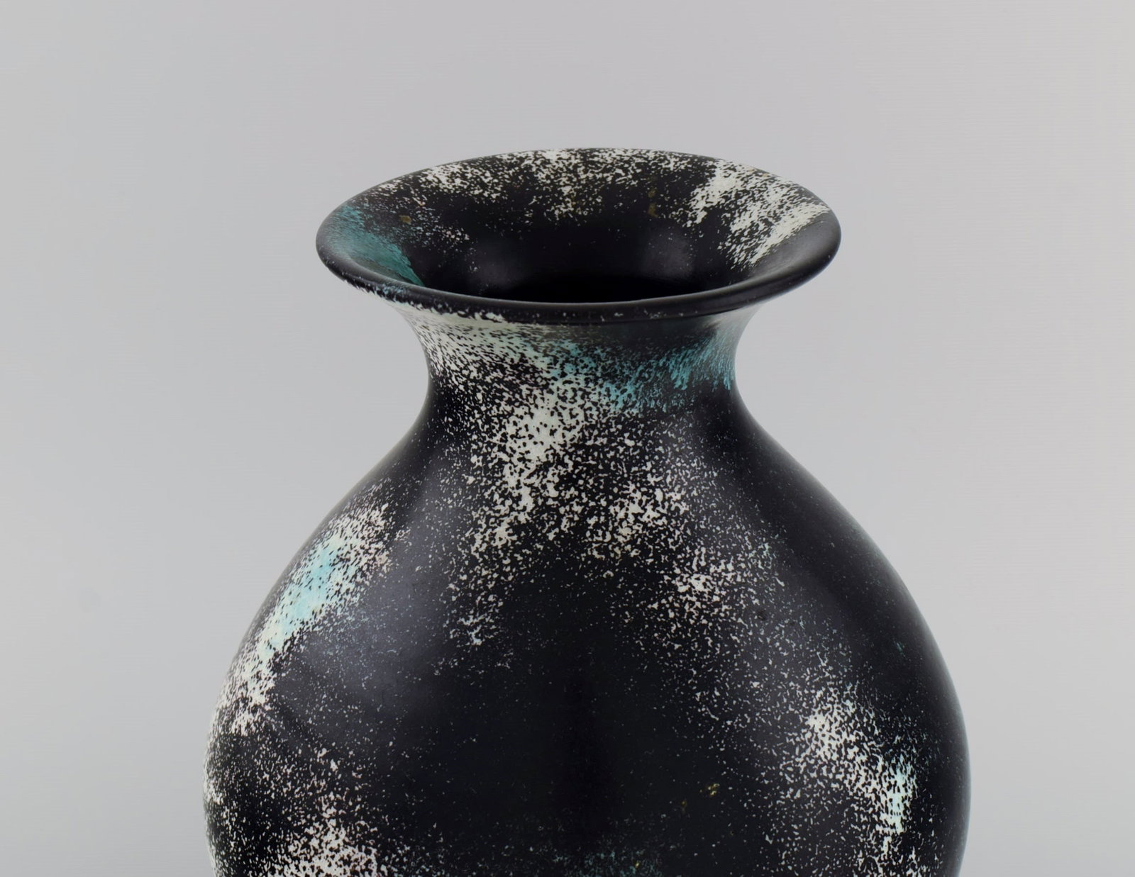 Jens Thirslund for Kähler, HAK. Vase in glazed stoneware. Beautiful glaze in shades of black, - 5