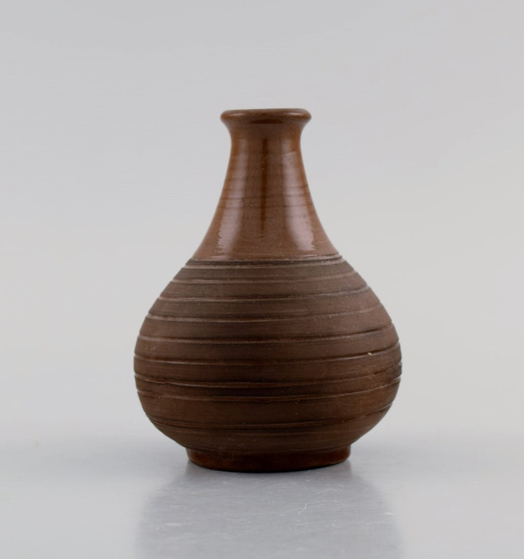 European studio ceramicist. Vase in glazed ceramics with grooved body. Beautiful glaze in brown - 3