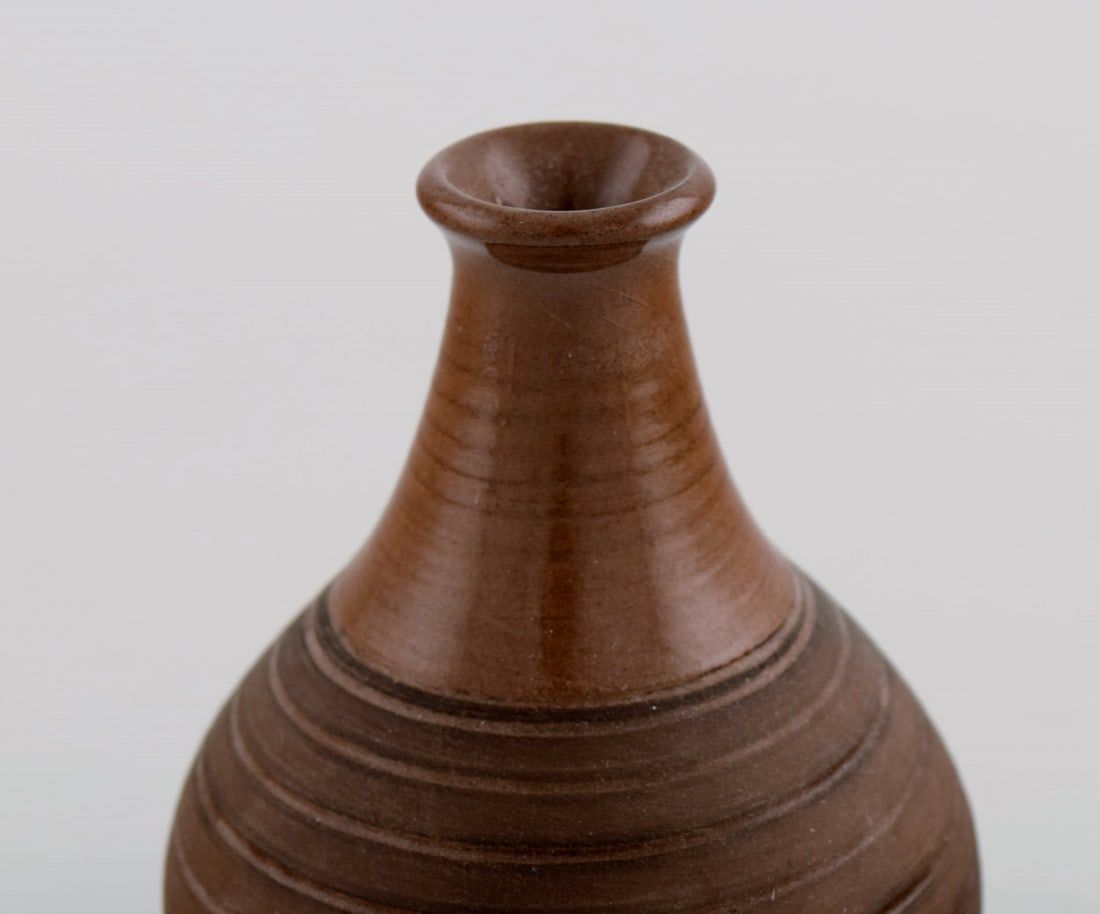 European studio ceramicist. Vase in glazed ceramics with grooved body. Beautiful glaze in brown - 4