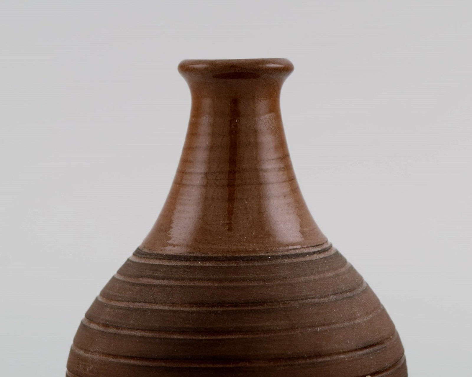 European studio ceramicist. Vase in glazed ceramics with grooved body. Beautiful glaze in brown - 5