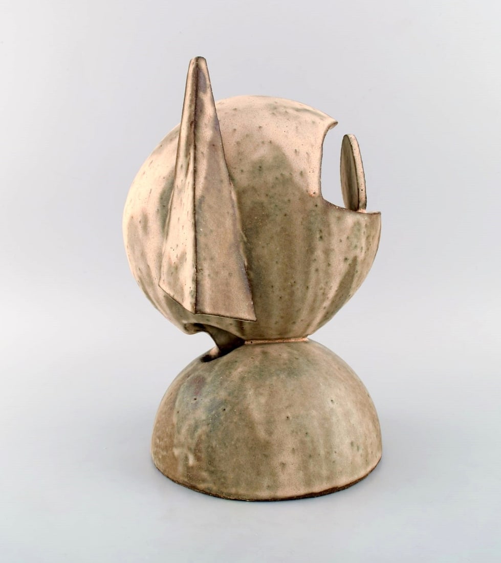 Christina Muff, Danish contemporary ceramicist (b. 1971). Large unique cubist sculpture in glazed: Christina Muff, Danish contemporary ceramicist (b. 1971). Large unique cubist sculpture in glazed stoneware. "Good things comin' round". Beautiful glaze in sand shades. Measures: 30.5 x 20.5 cm. In ex