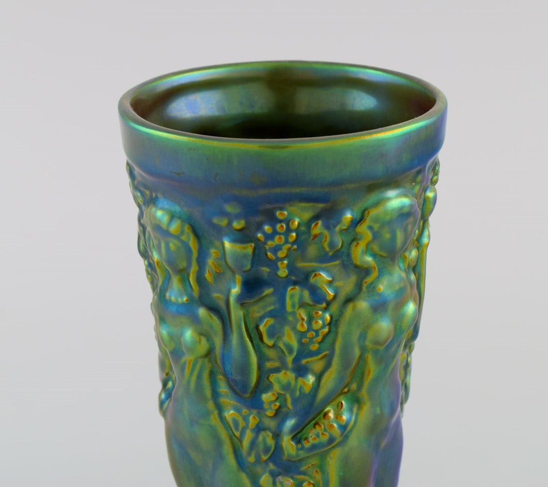 Zsolnay vase in glazed ceramics modeled with women picking grapes. Beautiful luster glasses. - 4