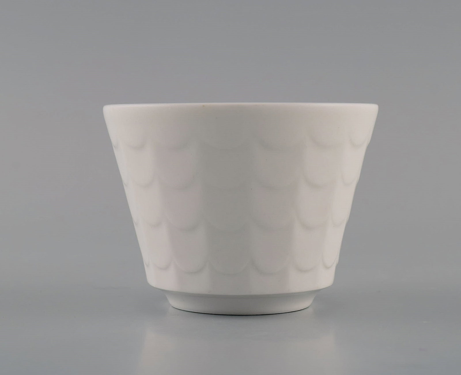 Wilhelm Kåge for Gustavsberg. Eight cups in white glazed porcelain. Swedish design, 1960s. - 4