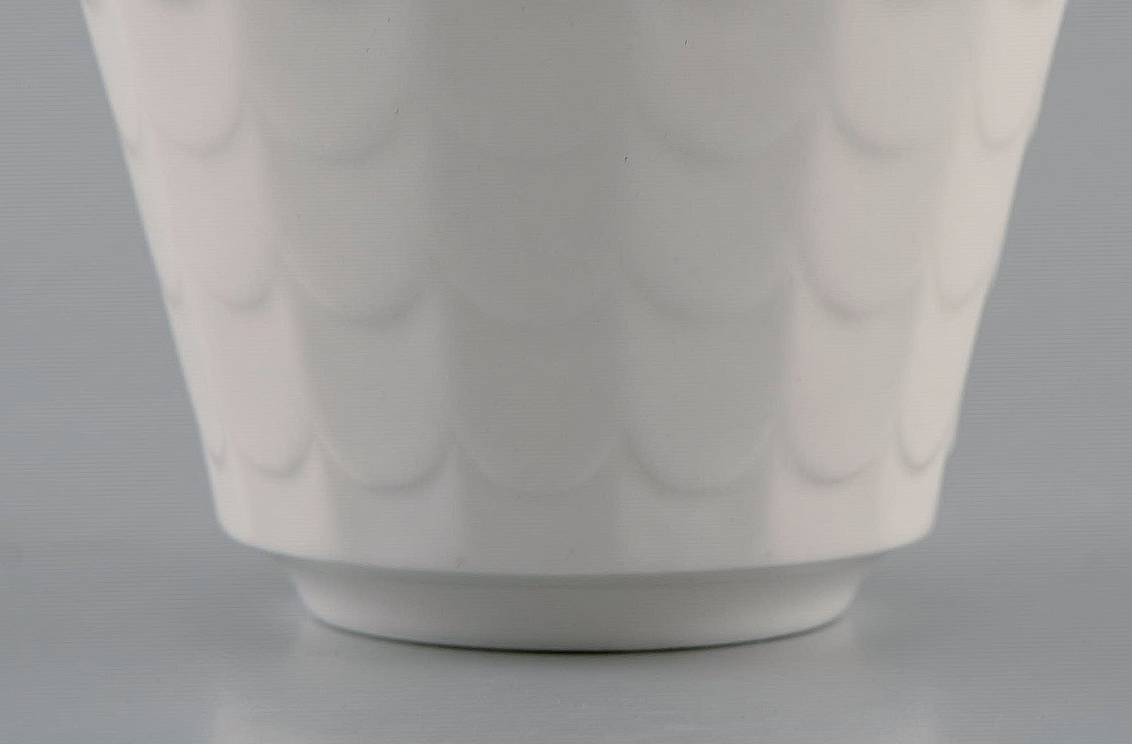 Wilhelm Kåge for Gustavsberg. Eight cups in white glazed porcelain. Swedish design, 1960s. - 5
