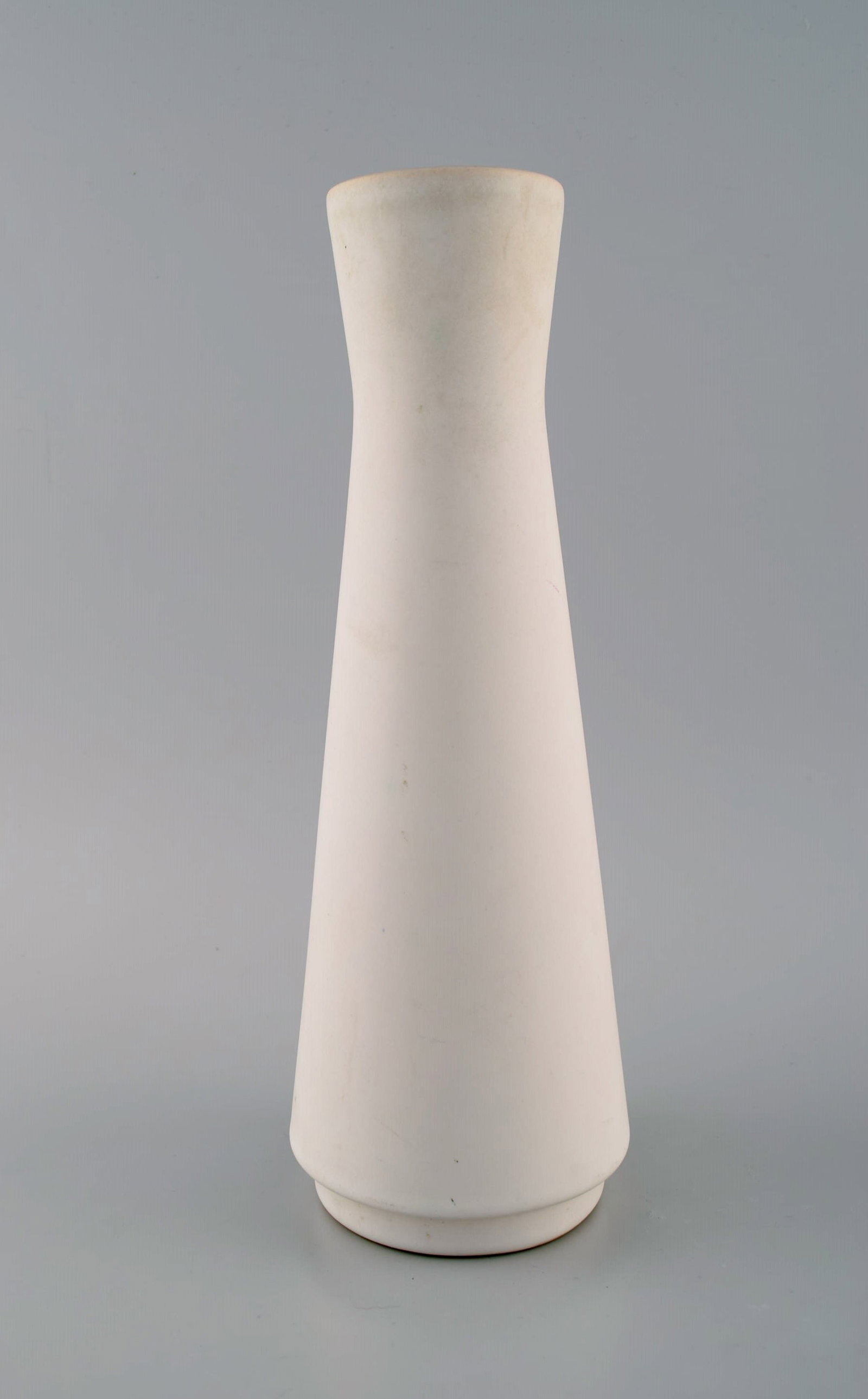 European studio ceramicist. Unique vase in white glazed ceramics. Clean design. 1980's. - 2
