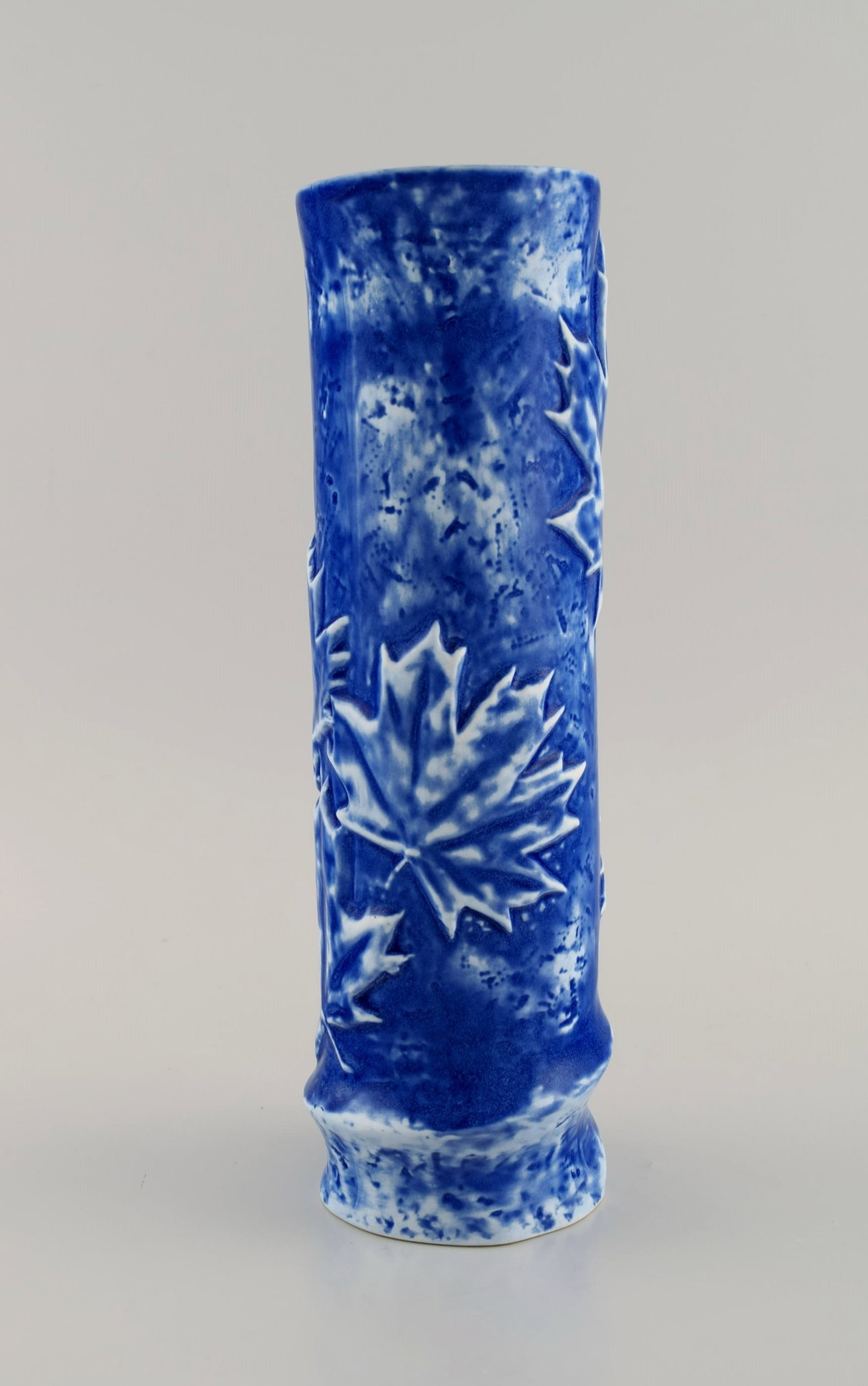 European studio ceramicist. Cylindrical vase in glazed ceramic decorated with maple leaves. - 5
