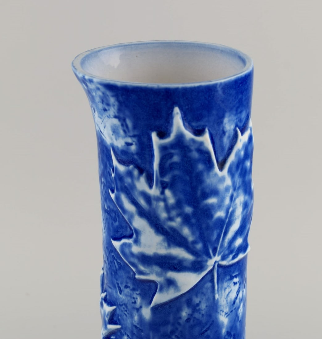 European studio ceramicist. Cylindrical vase in glazed ceramic decorated with maple leaves. - 6