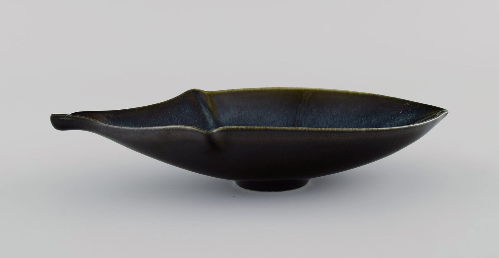 LÖVA - Gustavsberg - Gabi Citron-Tengborg. Bowl in glazed ceramics. 1960s.: LÖVA - Gustavsberg - Gabi Citron-Tengborg. Bowl in glazed ceramics. 1960s. Measures: 20.5 x 9 cm. Height: 4.5 cm. In excellent condition. Stamped. Reserve: $210.00 Shipping: Domestic: Shipping
