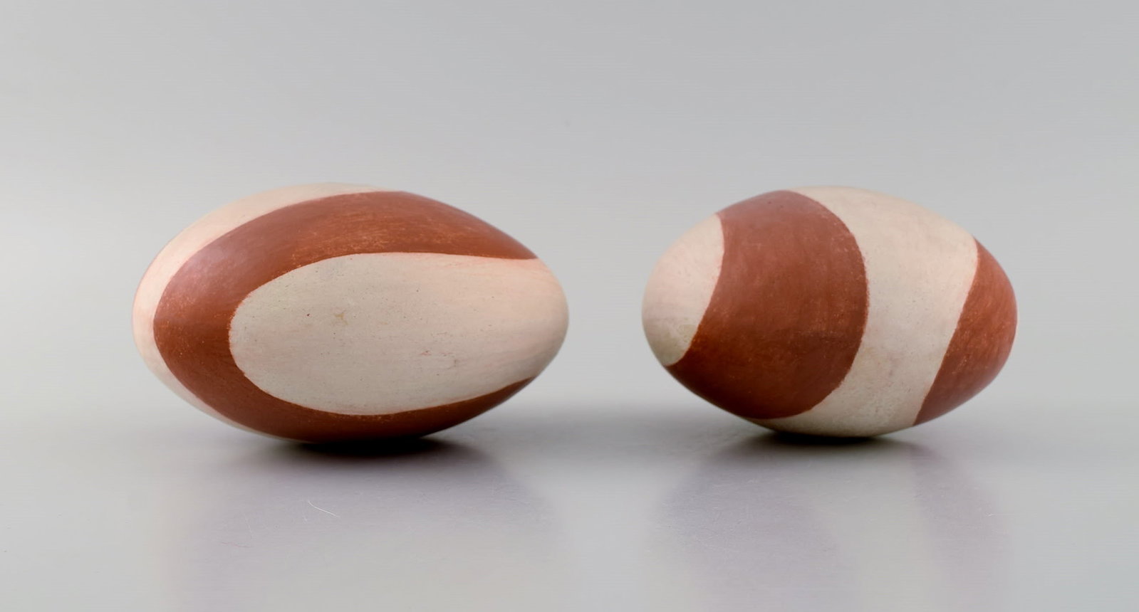 European studio ceramicist. Two rattle instruments in glazed stoneware. Hand-painted wavy decoration - 3