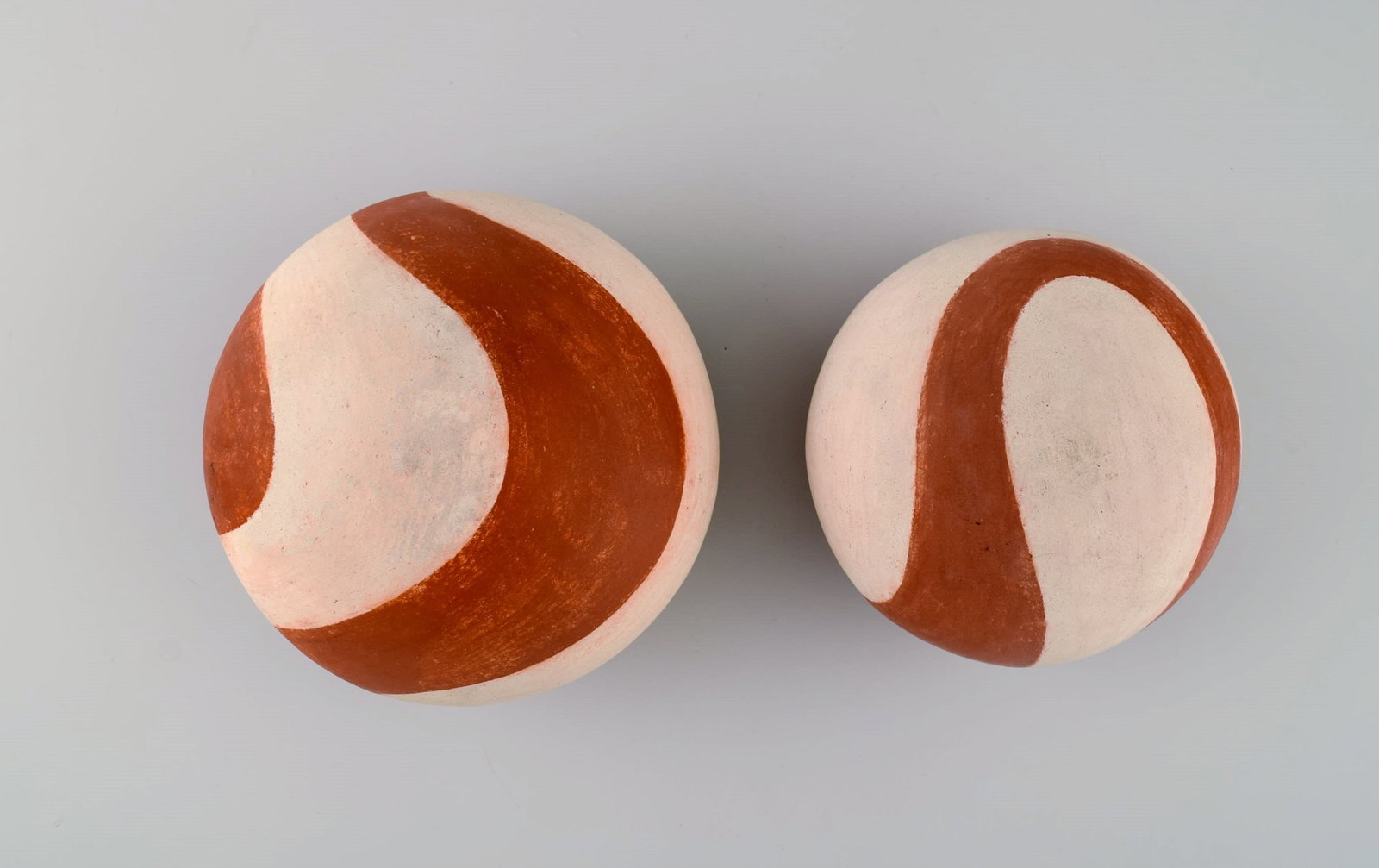 European studio ceramicist. Two rattle instruments in glazed stoneware. Hand-painted wavy decoration - 4