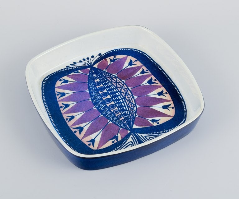 Royal Copenhagen, faience bowl with peacock motif in modernist style.: Royal Copenhagen, faience bowl with motif of peacock in modernist style. 1970s. Model number: 168/2884. Marked. Perfect condition. Dimensions: D 22.5 cm x H 4.0 cm. Reserve: $140.00 Shipping: