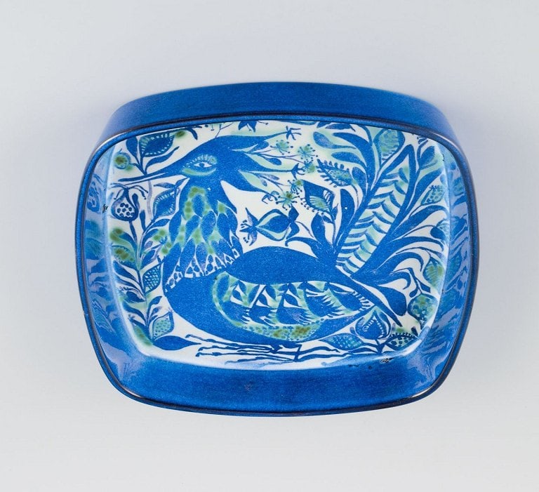 Royal Copenhagen, faience bowl with motif of bird in modernist style.: Royal Copenhagen, faience bowl with motif of bird in modernist style. 1970s. Model: 143/2884 Marked. Perfect condition. First factory quality. Dimensions: D 22.5 cm x H 4.0 cm. Reserve: $140.00