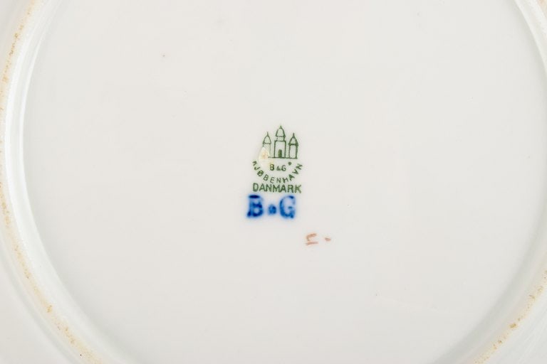 Bing & Grøndahl, six dinner plates in porcelain hand-painted with polychrome flowers and gold - 8