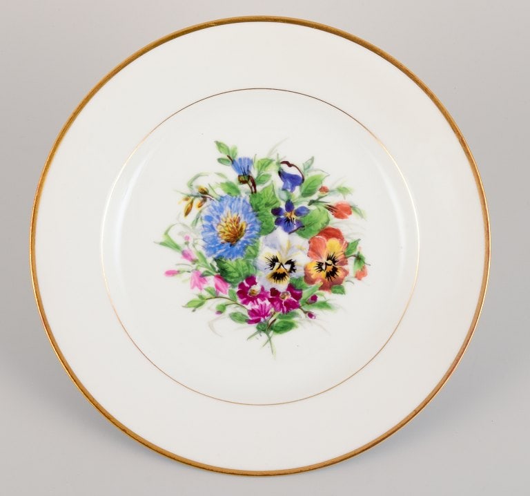 Bing & Grøndahl, four dinner plates in porcelain hand-painted with polychrome flowers and gold - 5