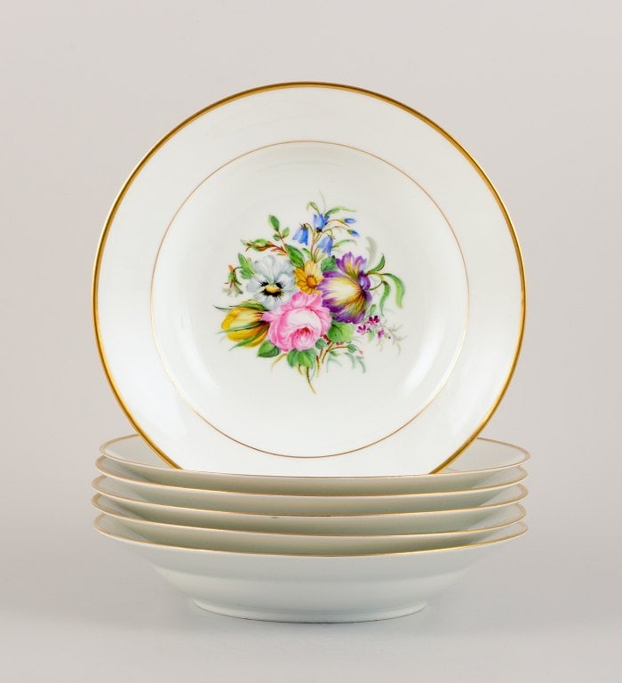Bing & Grøndahl, six deep plates in porcelain hand-painted with polychrome flowers and gold: Bing & Grøndahl, six deep plates in porcelain hand-painted with polychrome flowers and gold decoration. 1920/30s. In excellent condition. Marked. First factory quality. Dimensions: D 24.0 cm. x