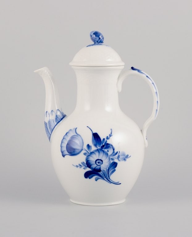Royal Copenhagen, Blue Flower Braided, coffee pot.: Royal Copenhagen, Blue Flower Braided, coffee pot. Dated 1958. Model number: 10/8189 Second factory quality. In excellent condition. Marked. Dimensions: H 24.0 cm. x W 17.0 cm. Reserve: $168.00 Shippi