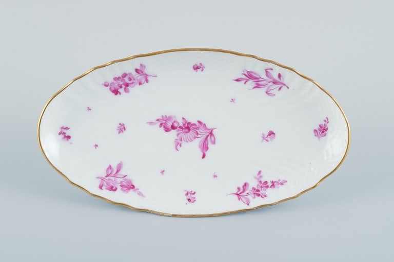 Royal Copenhagen, oval dish hand painted with purple flowers and gold rim.: Royal Copenhagen, oval dish hand painted with purple flowers and gold rim. Approx. 1900. First factory quality. In excellent condition. Marked. Dimensions: L 24.5 x D 13.2 cm. Reserve: $140.00 Shippin